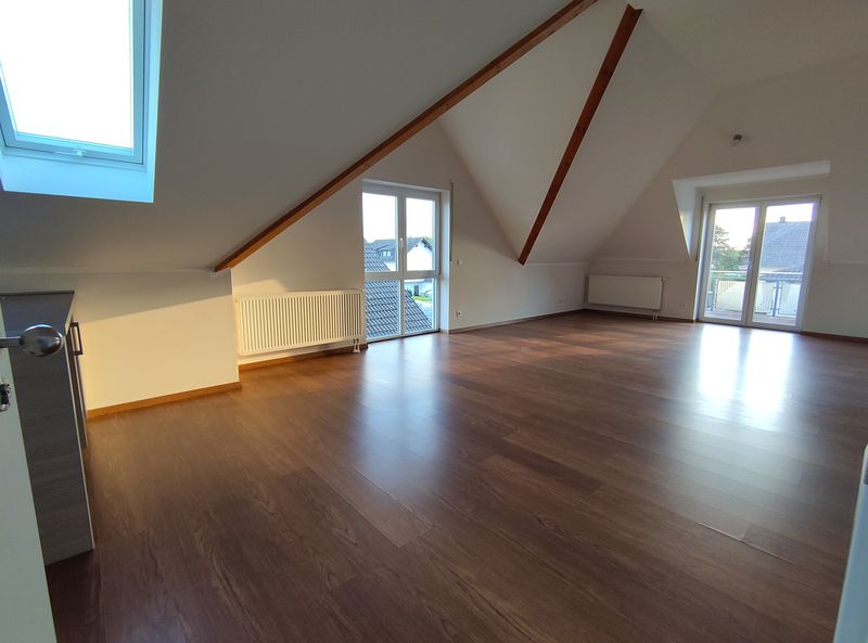 Besondere Atmosphäre - 3-Zimmer-Dachgeschoss hell und uneinsehbar